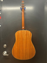 Charger l&#39;image dans la galerie, Seagull 038916 S6 Mahogany Deluxe Acoustic Electric Guitar - Made In Canada - Pre Owned
