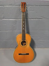 Charger l&#39;image dans la galerie, Lyon &amp; Healy American Conservatory Parlour Guitare Acoustique Naturelle d&#39;occasion
