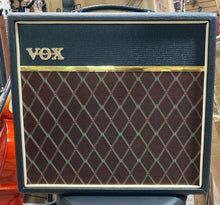 Charger l&#39;image dans la galerie, Vox V9168R Pathfinder 15R Amplificateur de guitare 15 watts - Occasion
